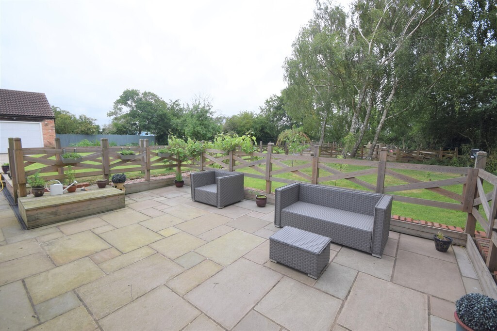 4 bedroom property for sale in Highfield Lane, Trumfleet, Doncaster Offers in the region of £