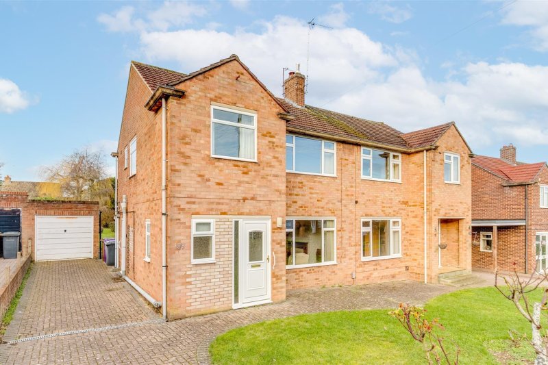 3 bedroom property for sale in Lawrence Avenue, Letchworth Garden City