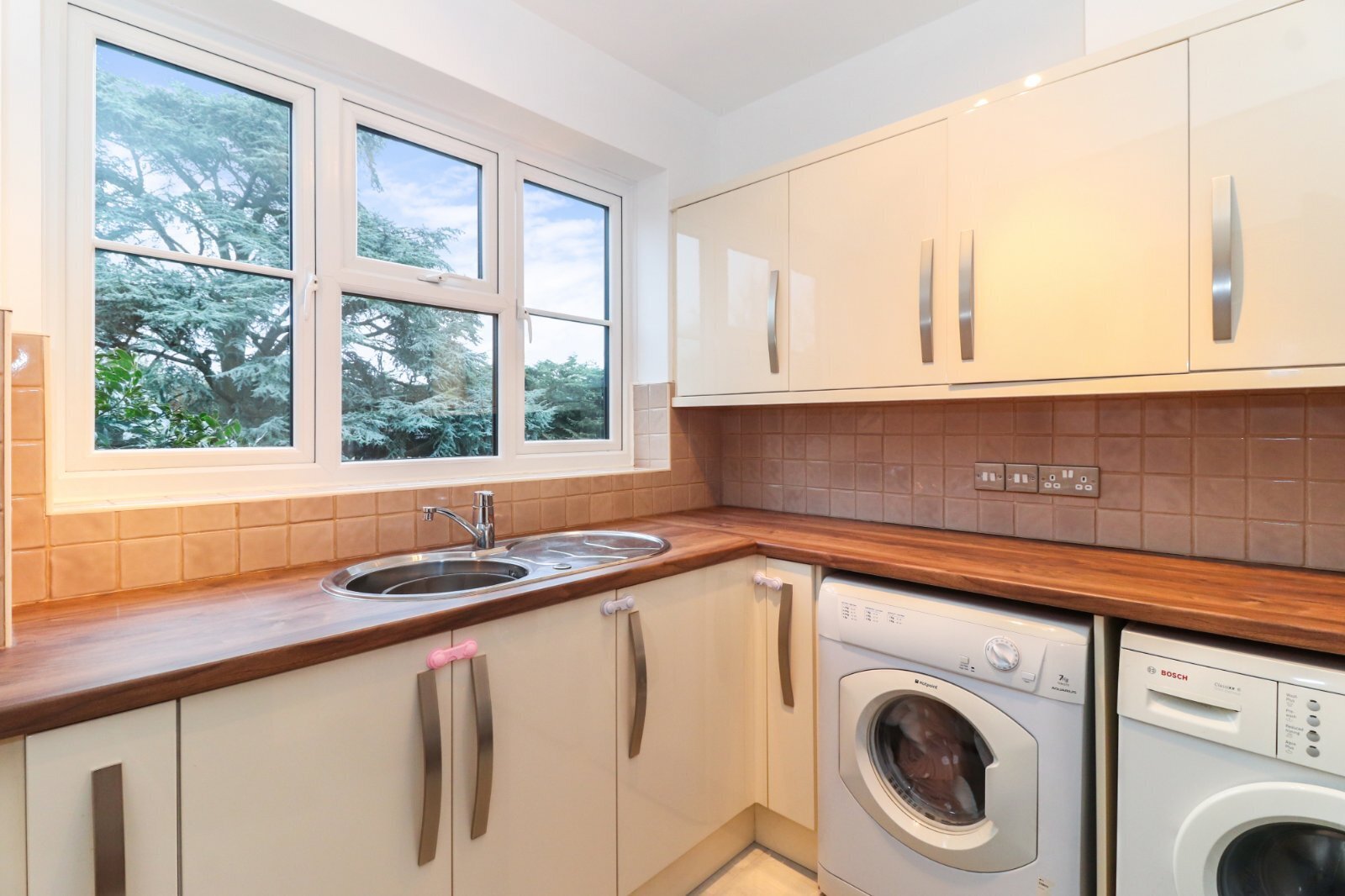 3 bedroom property for sale in Court, Dairy Way, Abbots Langley, Herts, WD5 Offers 3 bedroom property for sale in Court, Dairy Way, Abbots Langley, Herts, WD5 Offers