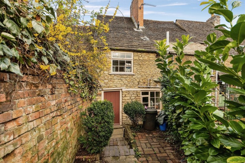 2 bedroom property for sale in North Street, Oundle, Peterborough £240,000