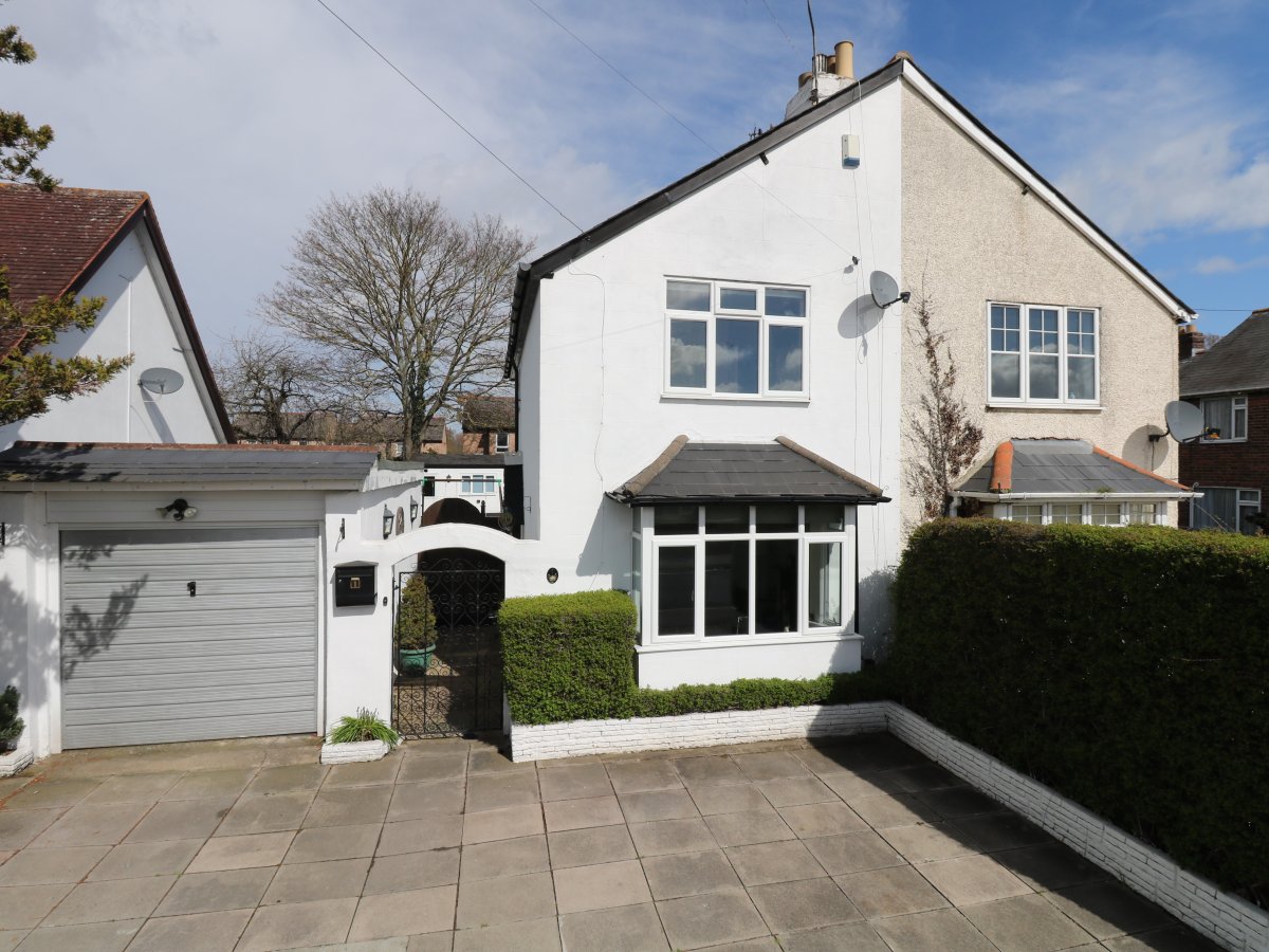 3 bedroom property for sale in Iona Crescent, Cippenham, Berkshire, SL1