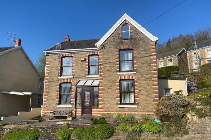 3 bedroom property for sale in Penywern Road, Ystalyfera, Swansea. £