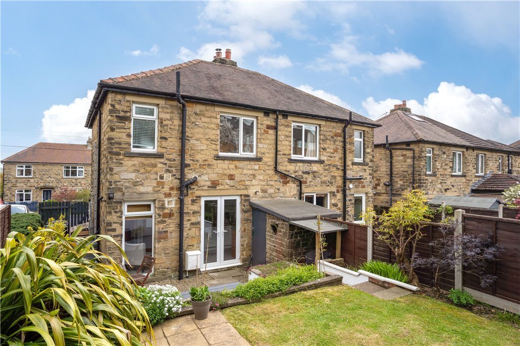 2 bedroom property for sale in Moorland Crescent, Guiseley, Leeds, LS20