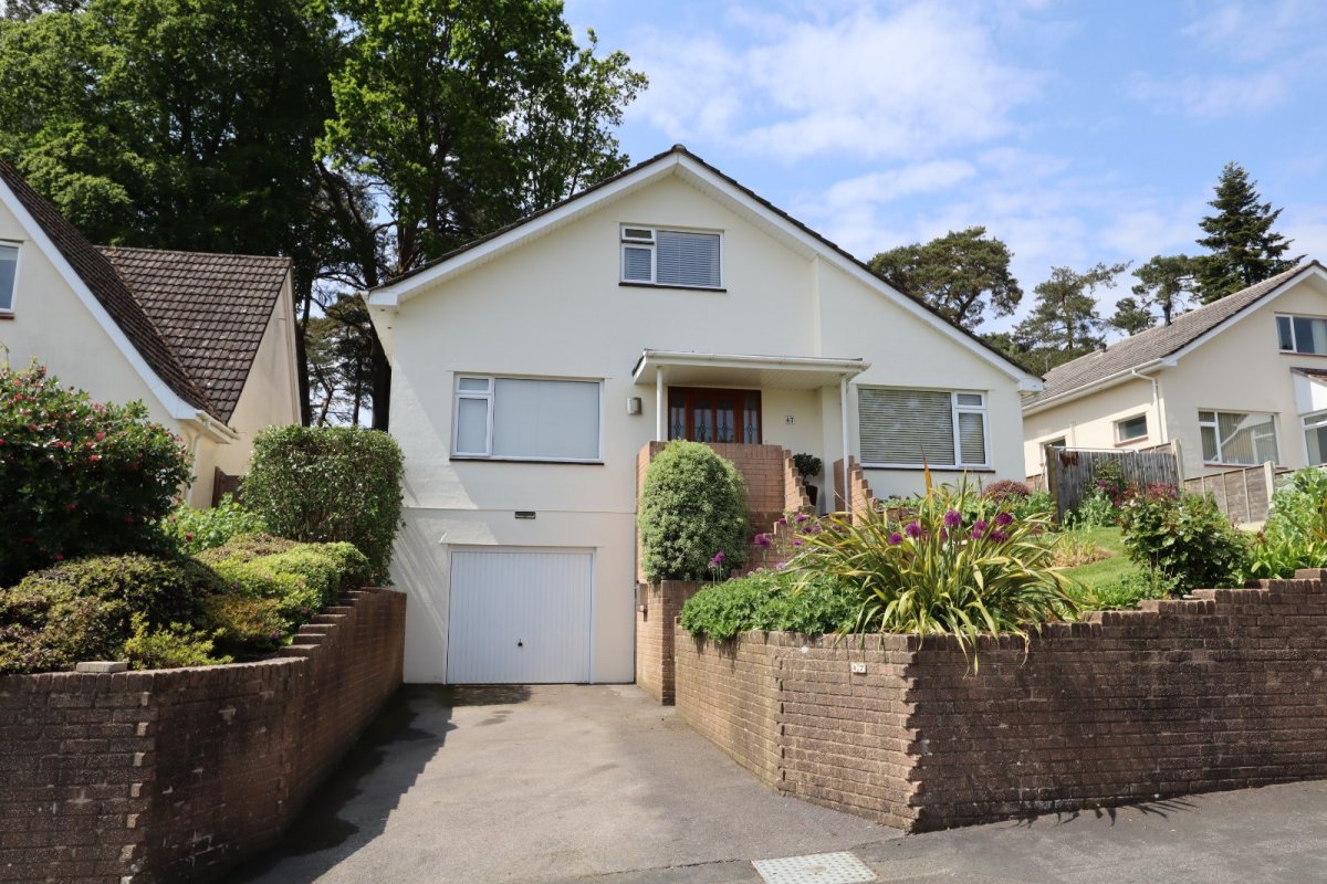 5 bedroom property for sale in Gladelands Way, Broadstone, Dorset, BH18 £585,000
