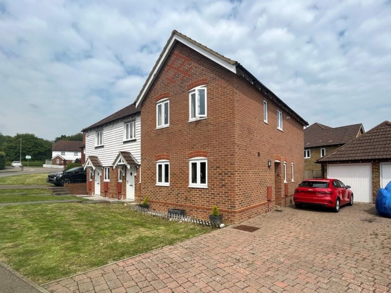 3 bedroom property for sale in Running Foxes Lane, Ashford TN23