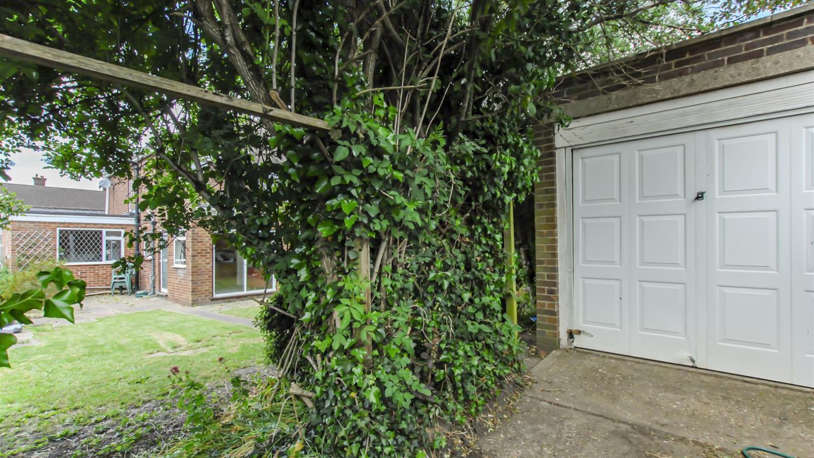 4 bedroom property for sale in Peel Way, Hillingdon £660,000