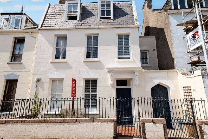 6 bedroom property for sale in Winchester Street £850,000