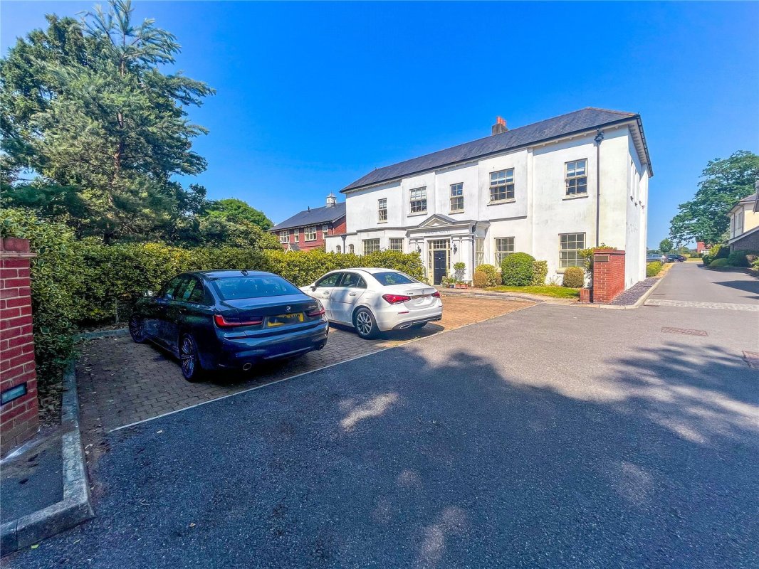 2 bedroom property for sale in Redwood Drive, Winkton, Christchurch