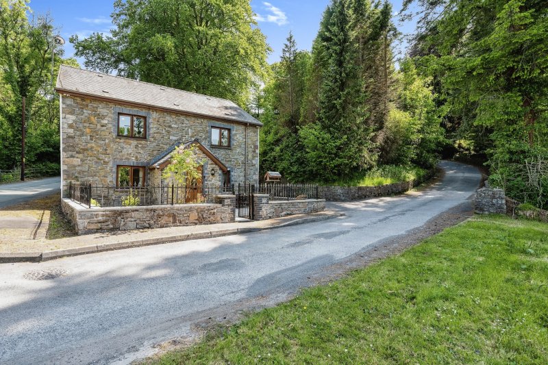 4 bedroom property for sale in Station Road, Caehopkin, Abercrave