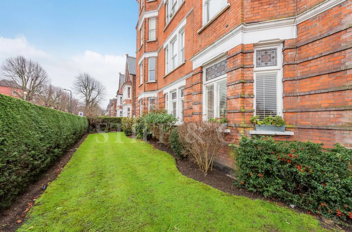 St. Pauls Avenue, London
