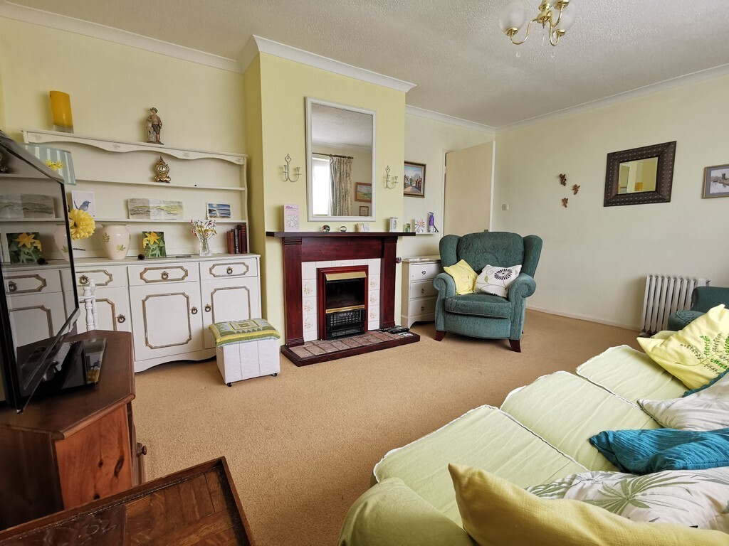 2 bedroom property for sale in Highland Drive, Worlingham, Beccles