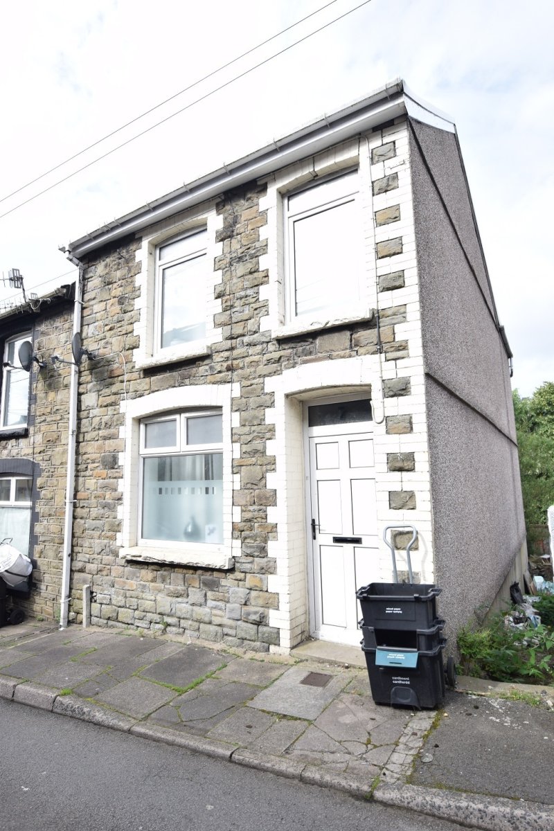 3 bedroom property for sale in Rhiw Parc Road, Abertillery Offers