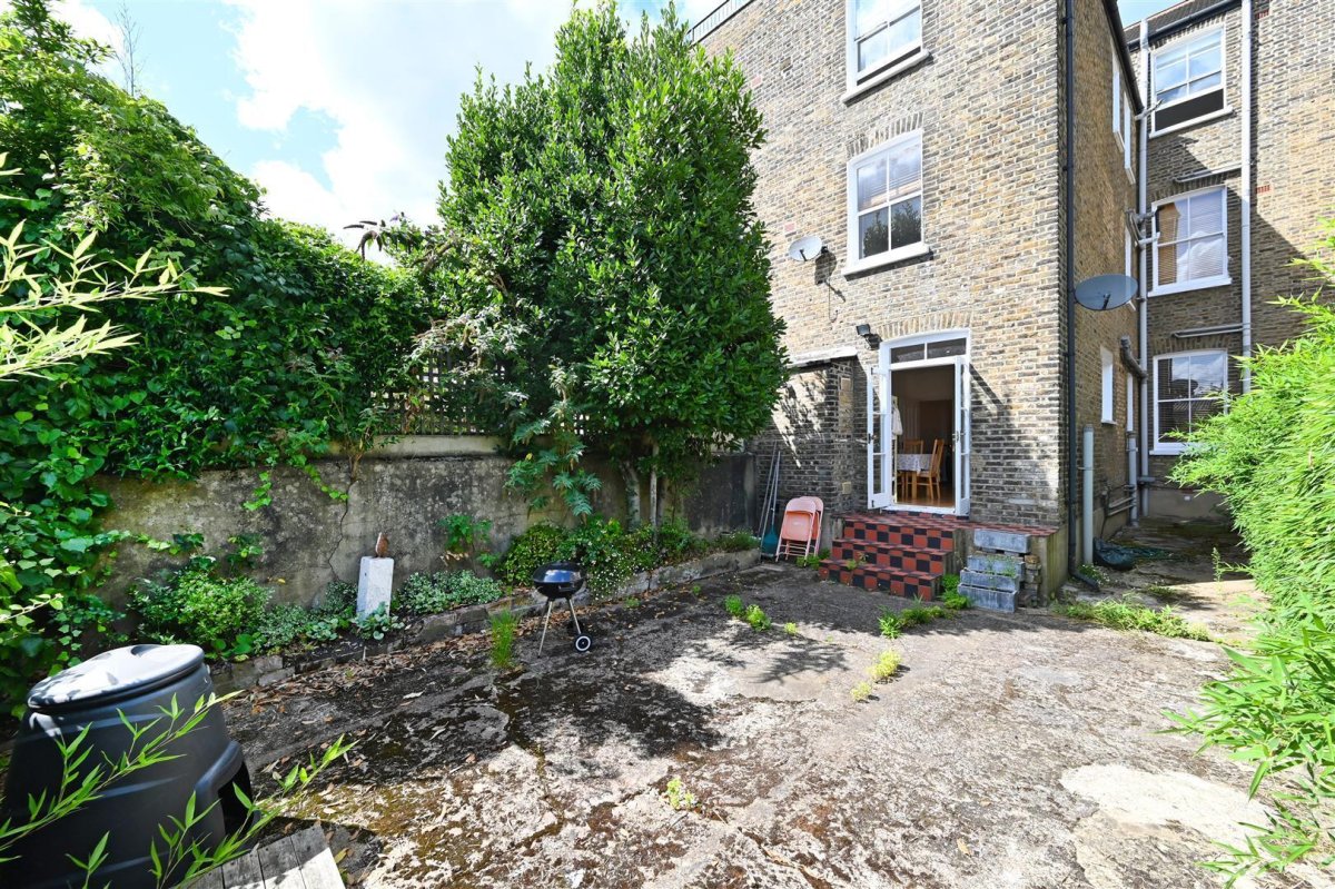 1 bedroom property for sale in Harvist Road, London NW6 Price Guide £