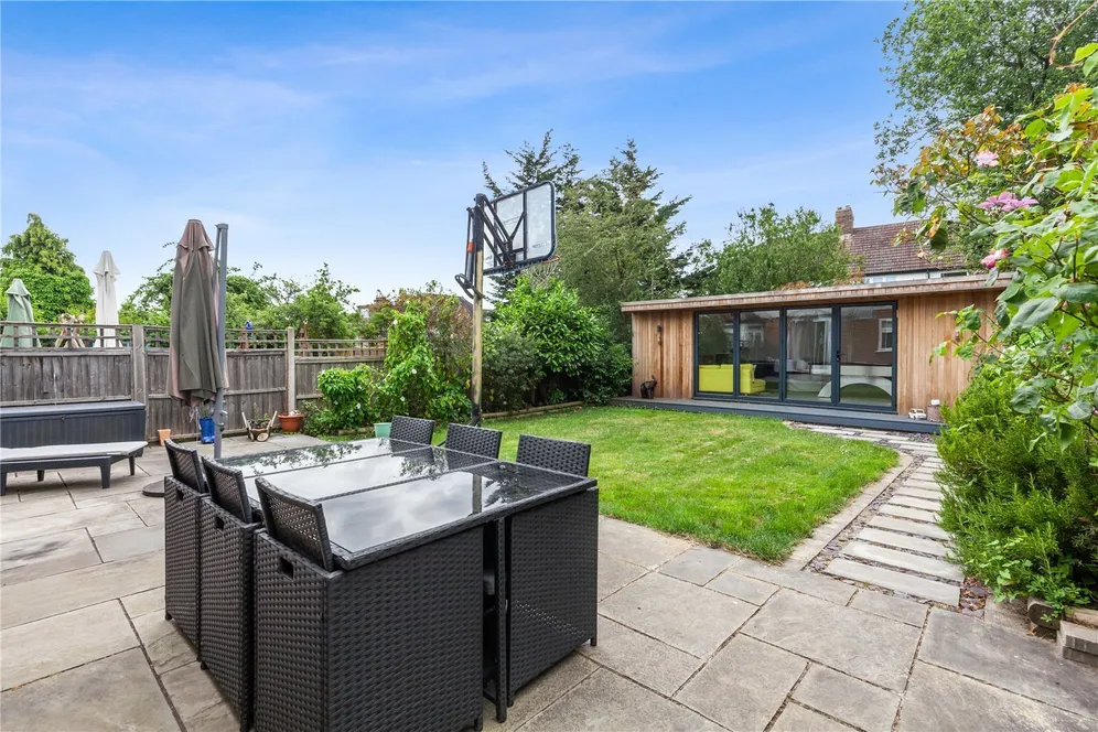 Hillside Gardens, EDGWARE, HA8 photo 7