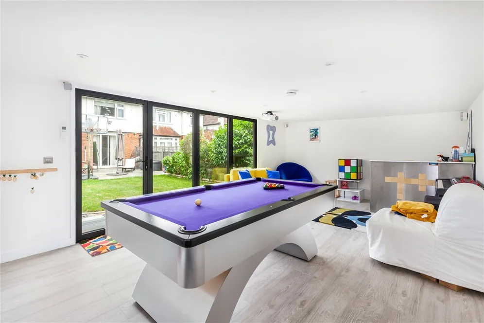Hillside Gardens, EDGWARE, HA8 photo 9