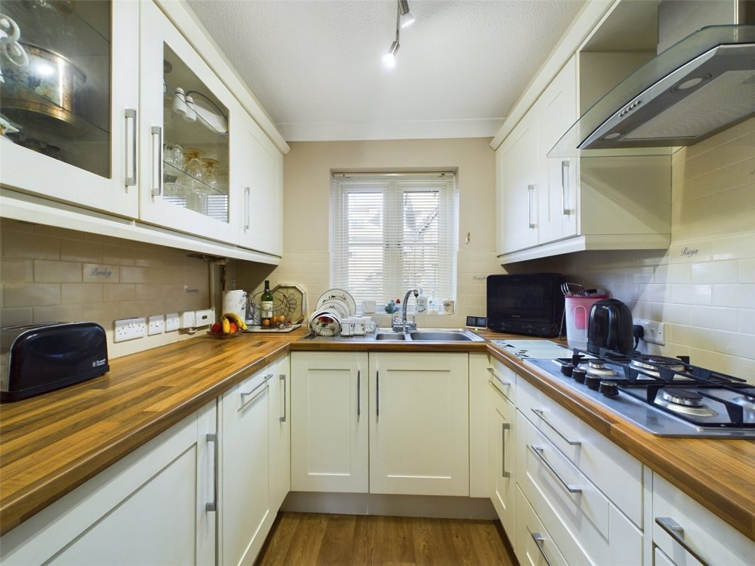 2 bedroom property for sale in Mudeford, Christchurch, Dorset, BH23 £