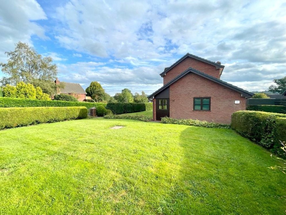 3 bedroom property for sale in Greenway Close, Crossgates, Llandrindod