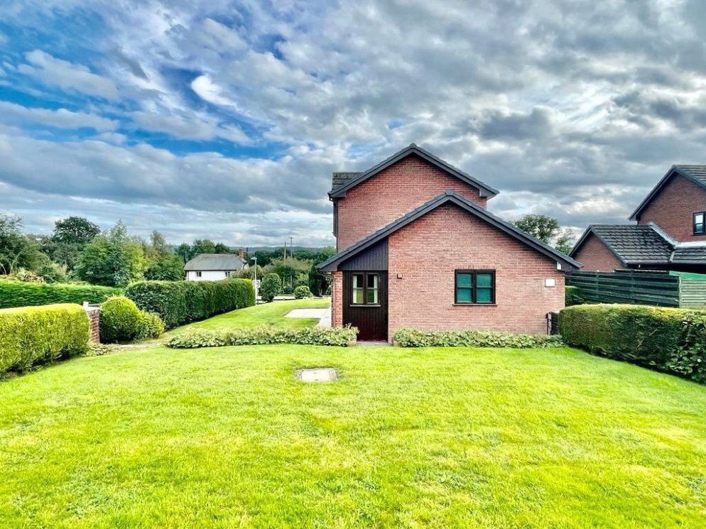 3 bedroom property for sale in Greenway Close, Crossgates, Llandrindod