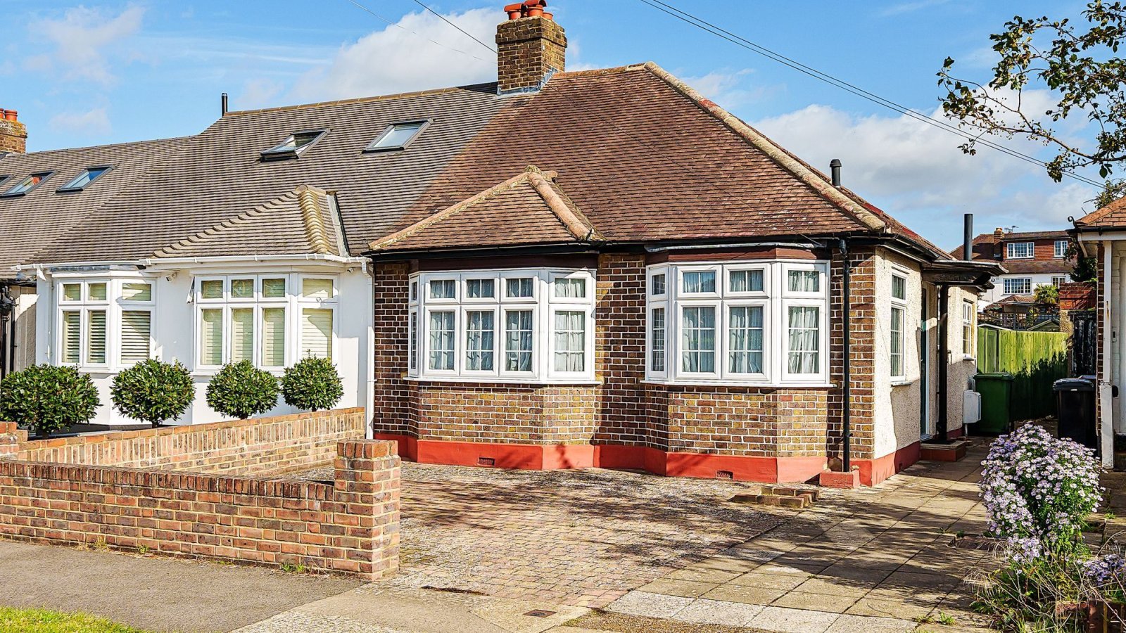 2 bedroom property for sale in Lakehurst Road, Epsom, KT19 Guide