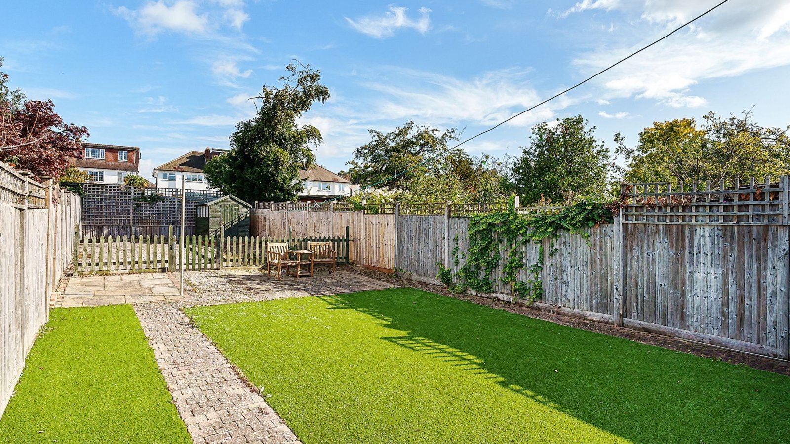 2 bedroom property for sale in Lakehurst Road, Epsom, KT19 Guide