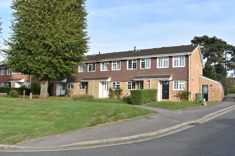 2 bedroom property to let in Hillcrest, Weybridge, KT13 £1,750 pcm