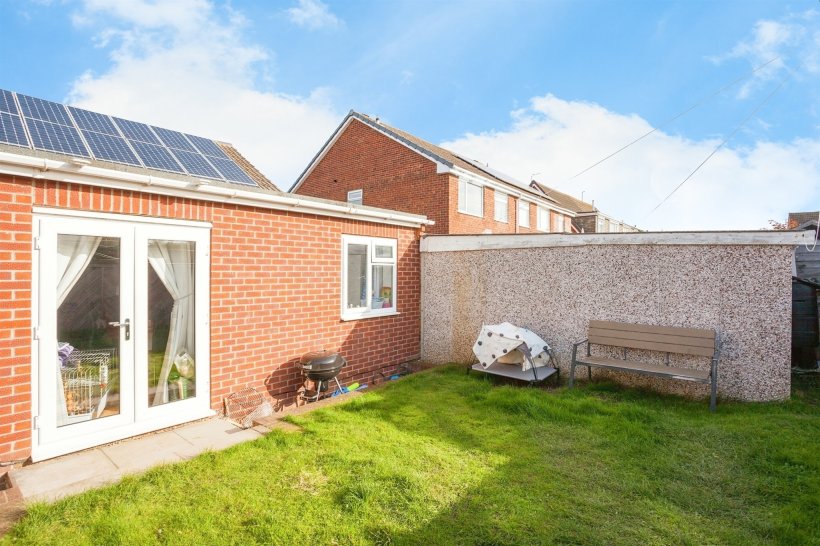 Hollingthorpe Avenue, Hall Green, Wakefield 3 bedroom semidetached