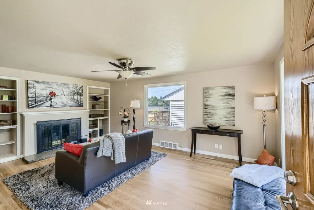 15621 11th Ave SW, Burien, WA 98166