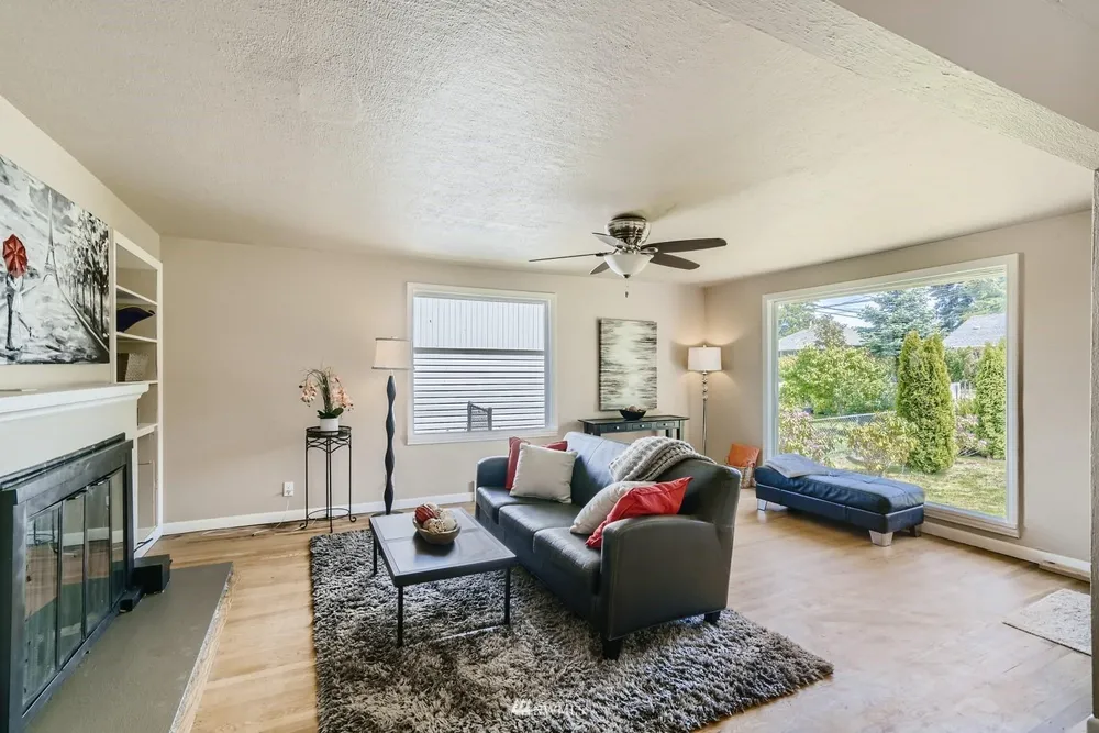 15621 11th Ave SW, Burien, WA 98166
