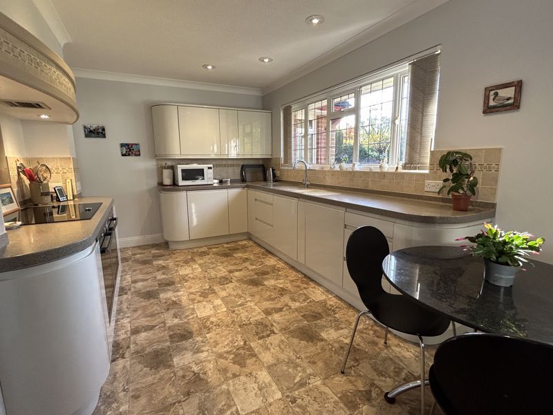 Manor Close, Sidmouth Image 3