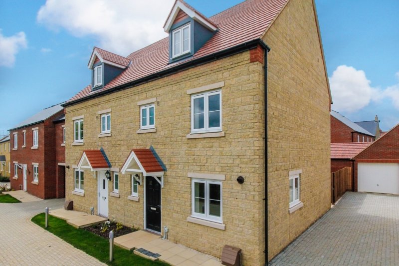 4 bedroom property to let in Wetherby Road, Bicester £1,800 pcm