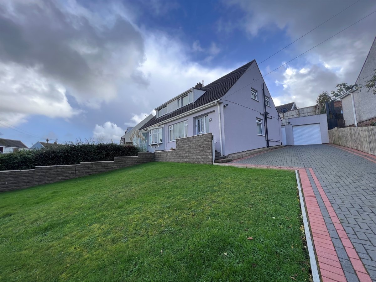 3 bedroom property for sale in Chantal Avenue, PenYFai, Bridgend £