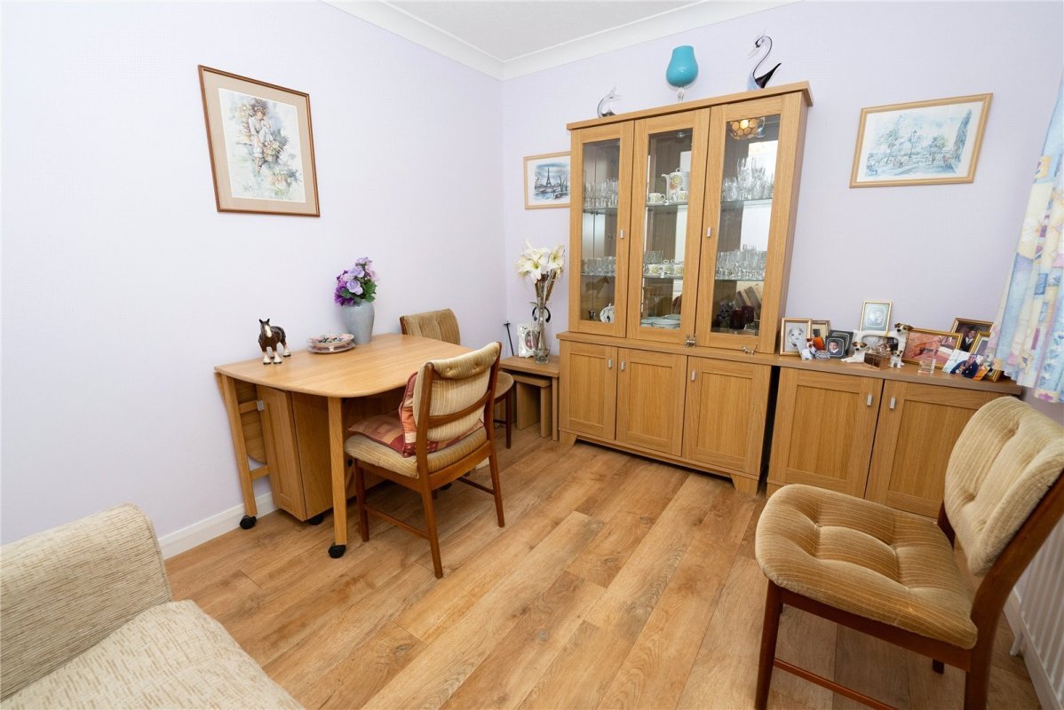 2 bedroom property for sale in Highcliff Crescent, Rochford, Essex, SS4