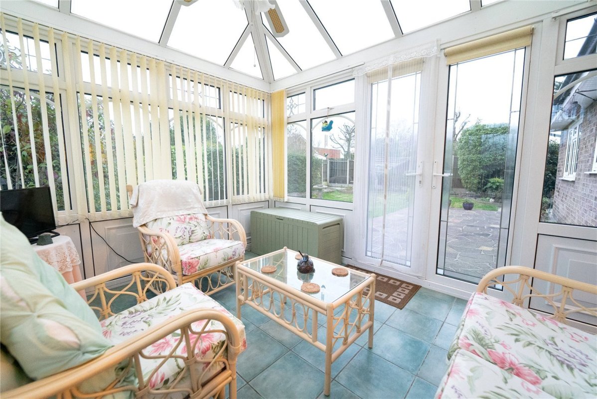 2 bedroom property for sale in Highcliff Crescent, Rochford, Essex, SS4