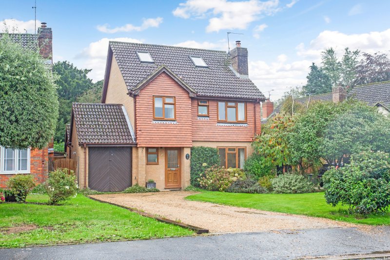 6 bedroom property for sale in Broadlands Close, Farnham, GU10 Guide