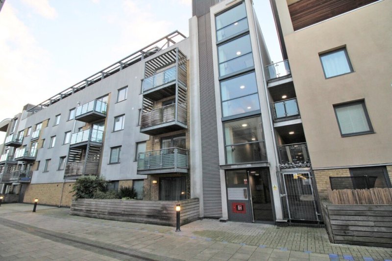 2 bedroom property for sale in Kingscote Way, Brighton Guide price £