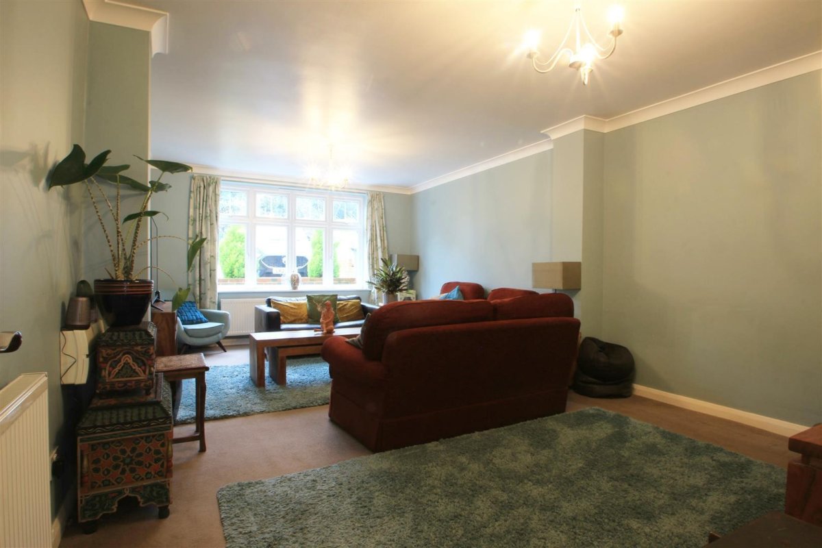 3 bedroom property for sale in Watford Road, Kings Langley Price