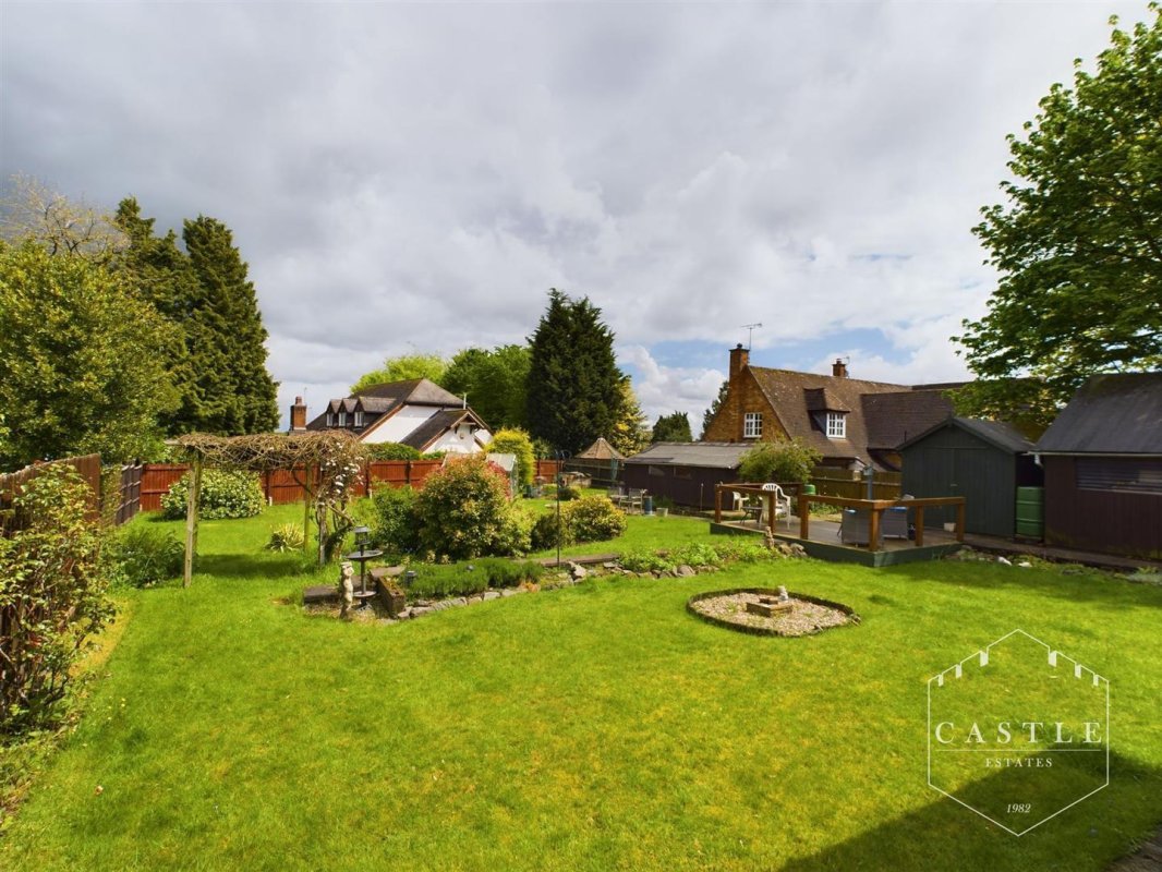 3 bedroom property for sale in Burbage Road, Burbage, Hinckley £365,000