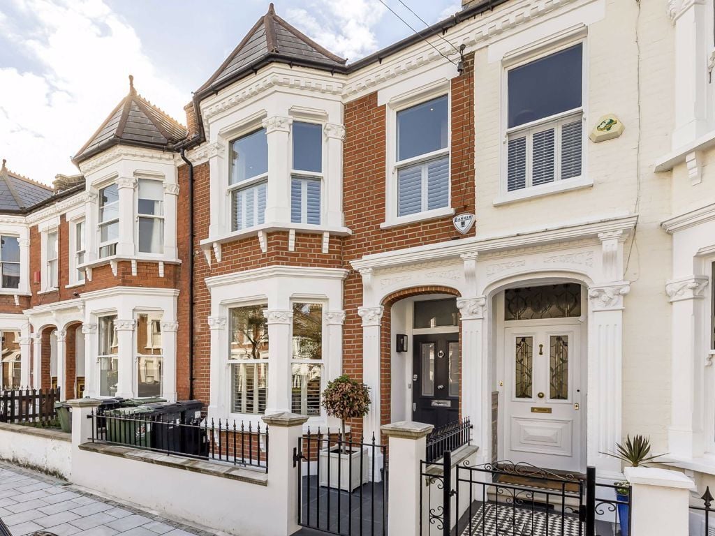 Jacksons 5 bedroom property for sale in Shandon Road, Clapham £