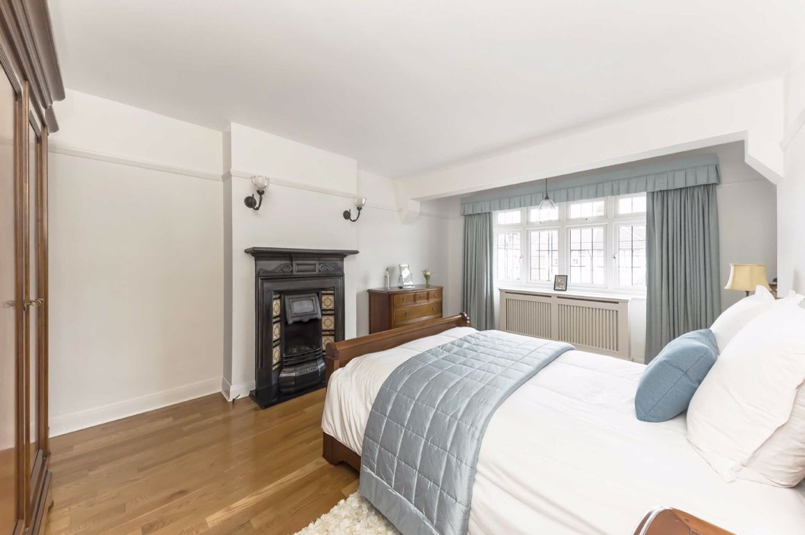 Jacksons 3 bedroom property for sale in Gibsons Hill, Streatham £