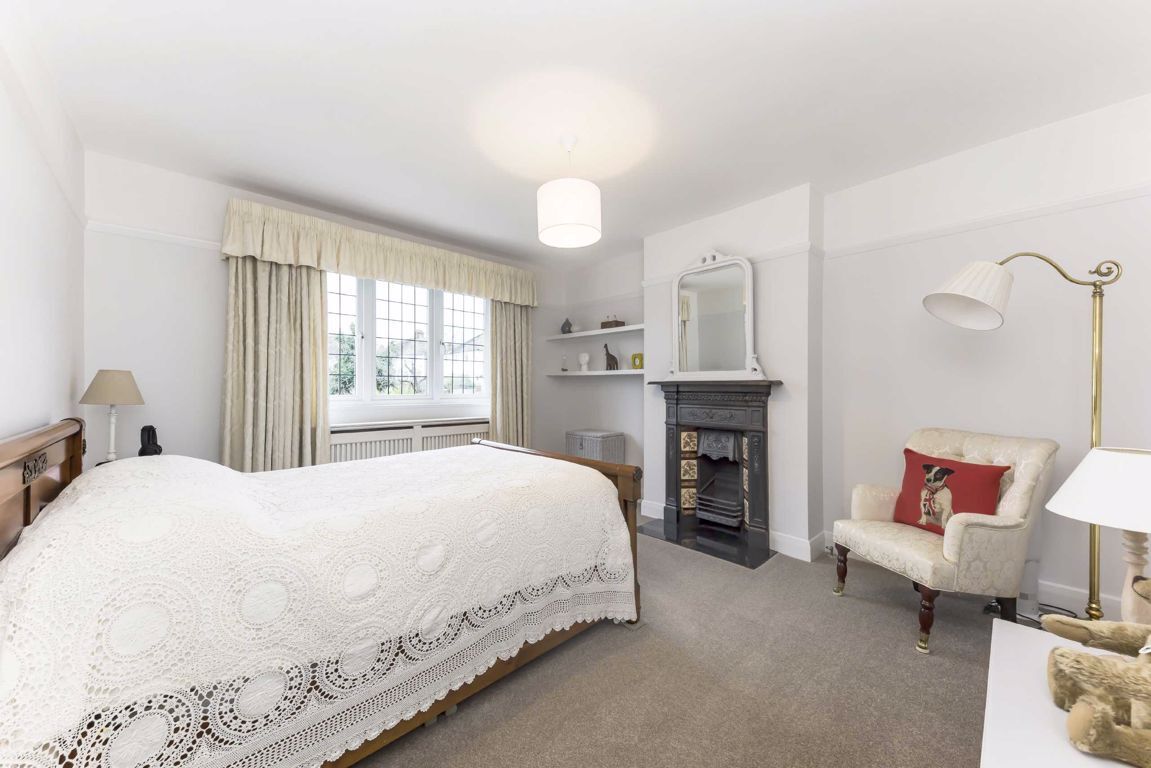 Jacksons 3 bedroom property for sale in Gibsons Hill, Streatham £