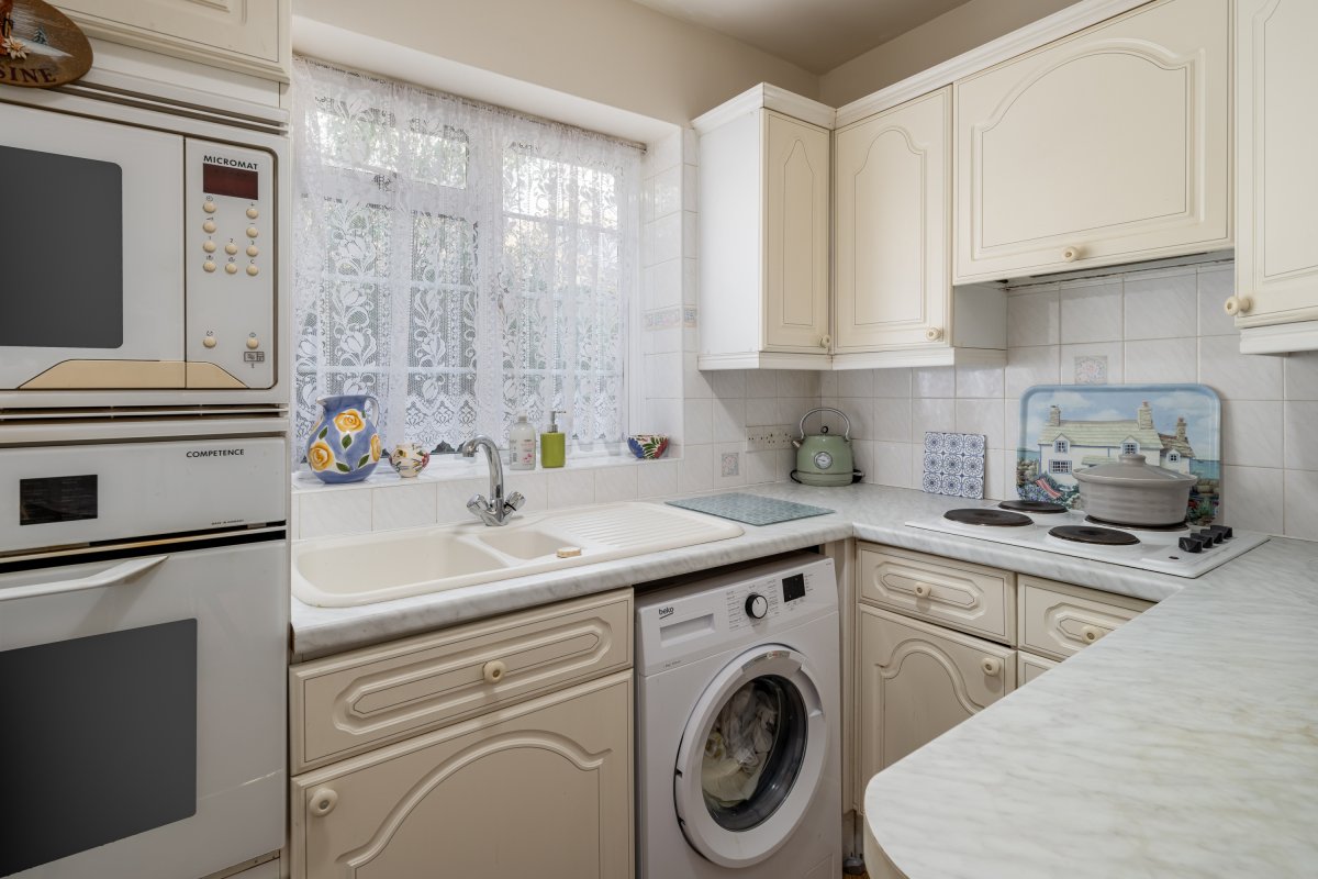 3 bedroom property for sale in Castle Drive, Horley, Surrey, RH6