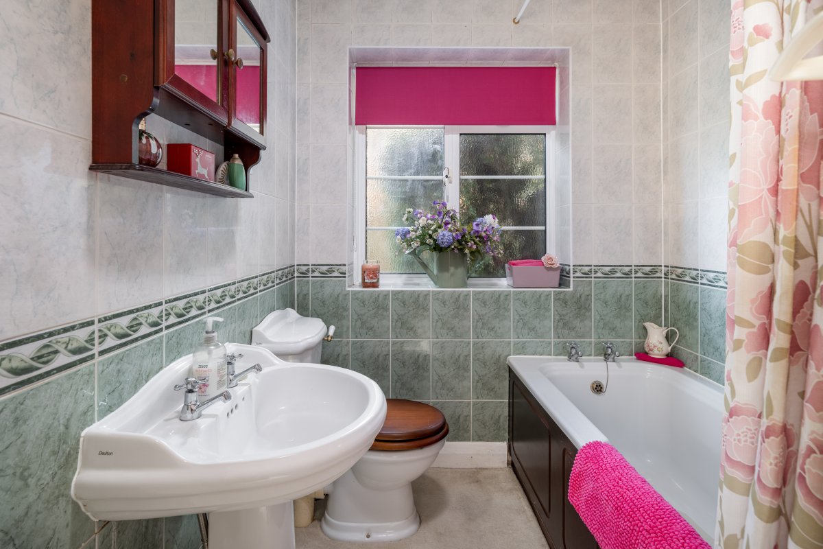 3 bedroom property for sale in Castle Drive, Horley, Surrey, RH6