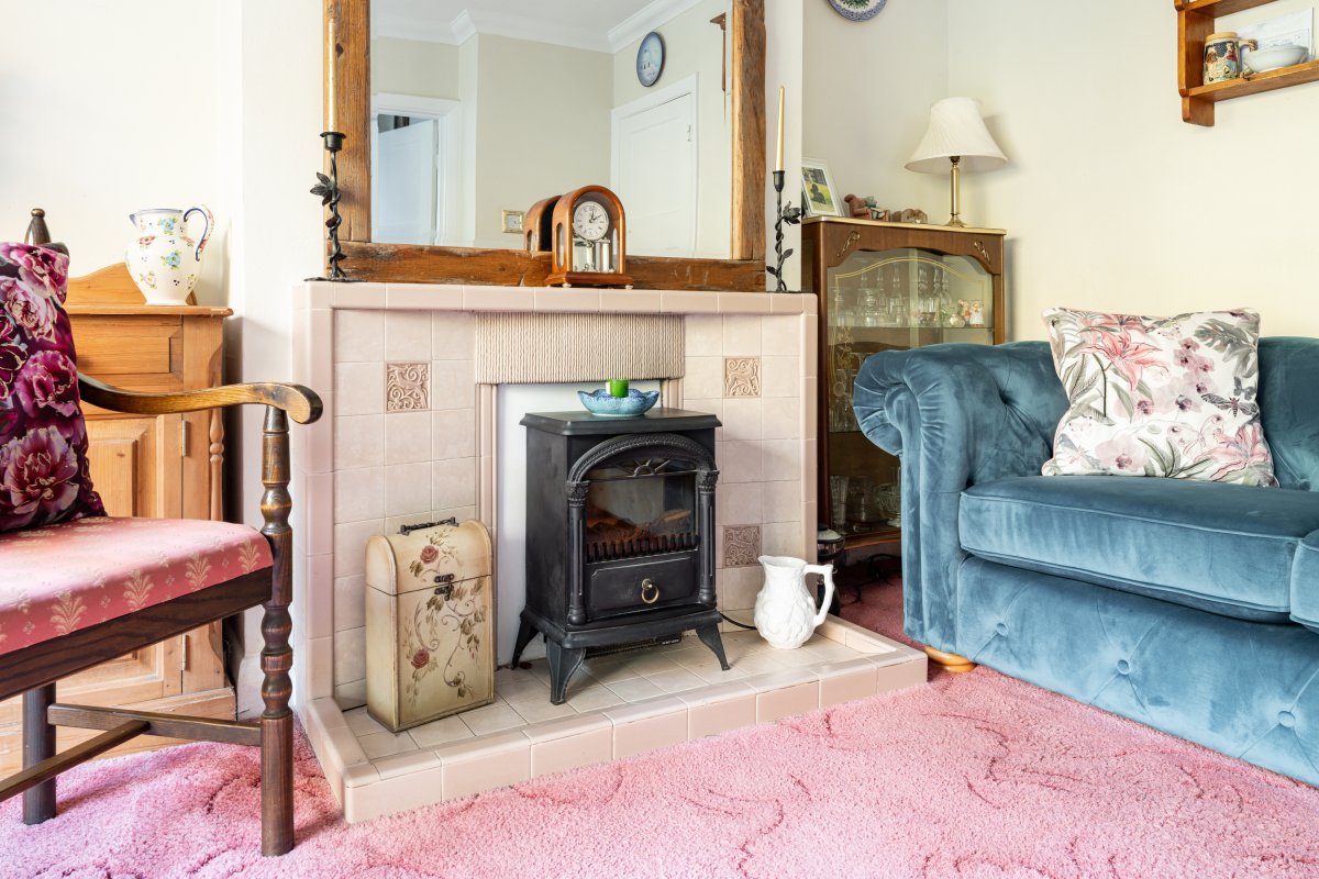 3 bedroom property for sale in Castle Drive, Horley, Surrey, RH6