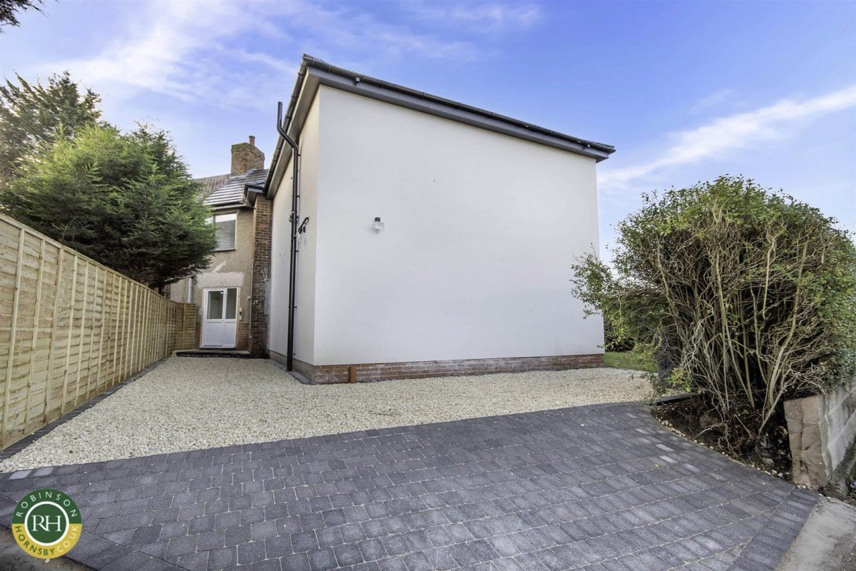 5 bedroom property for sale in Doncaster Road, Armthorpe, Doncaster Offers in the region of £