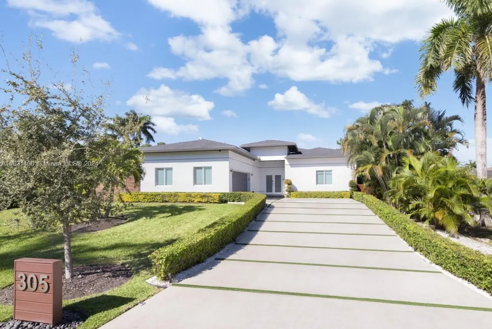 305 NE 117th St, Miami, FL 33161