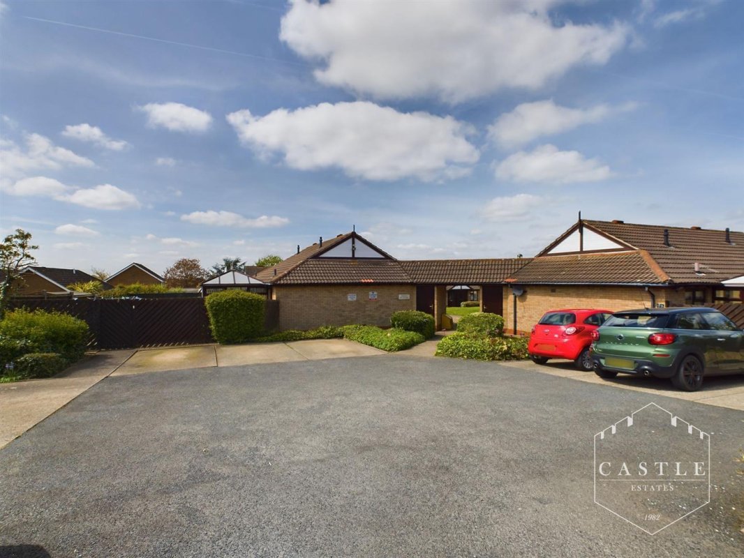 2 bedroom property for sale in Curzon Close, Burbage, Hinckley Offers