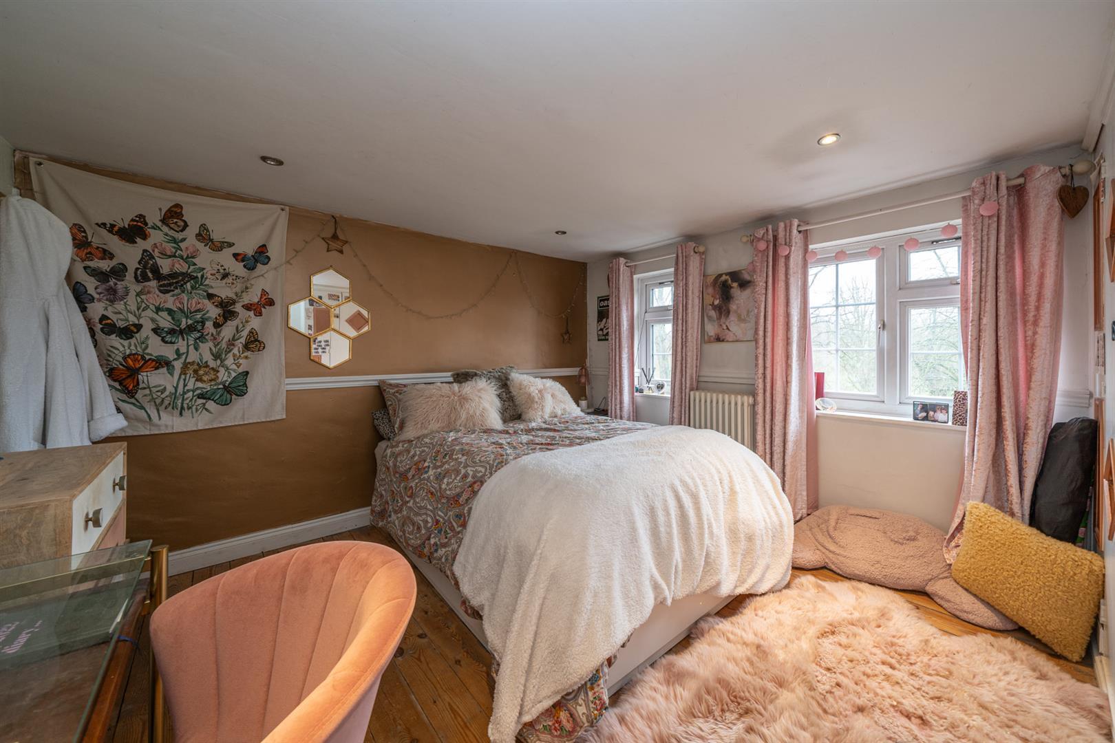 5 bedroom property for sale in Lower Luton Road, Wheathampstead Guide