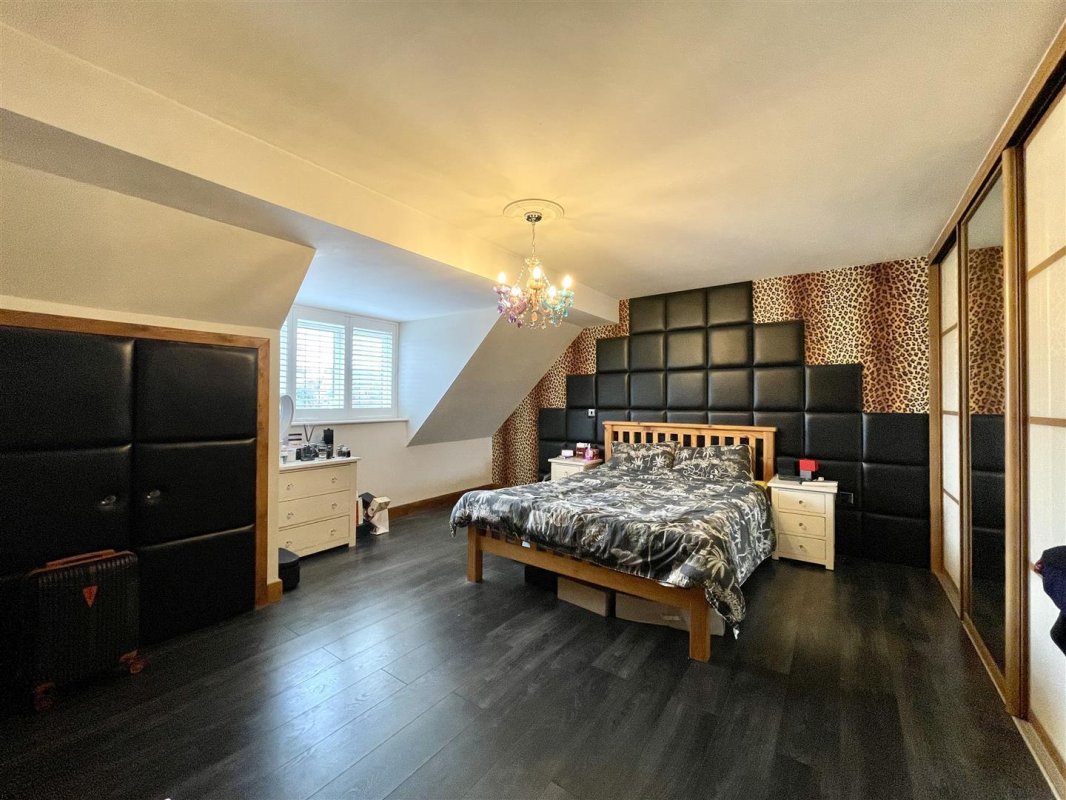 5 bedroom property for sale in Broadsword Way, Burbage Offers in the