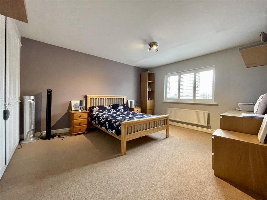 5 bedroom property for sale in Broadsword Way, Burbage Offers in the