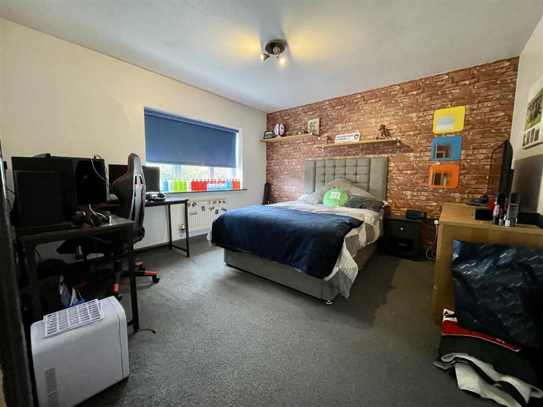 5 bedroom property for sale in Broadsword Way, Burbage Offers in the